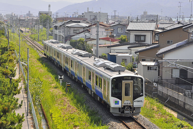 仙石線 陸前山下-虻田間を走行するHB-E210系気動車。当然ながらパンタグラフはない。屋根上に載っているのは手前からリチウムイオン蓄電池、クーラー、元空気溜の一部。