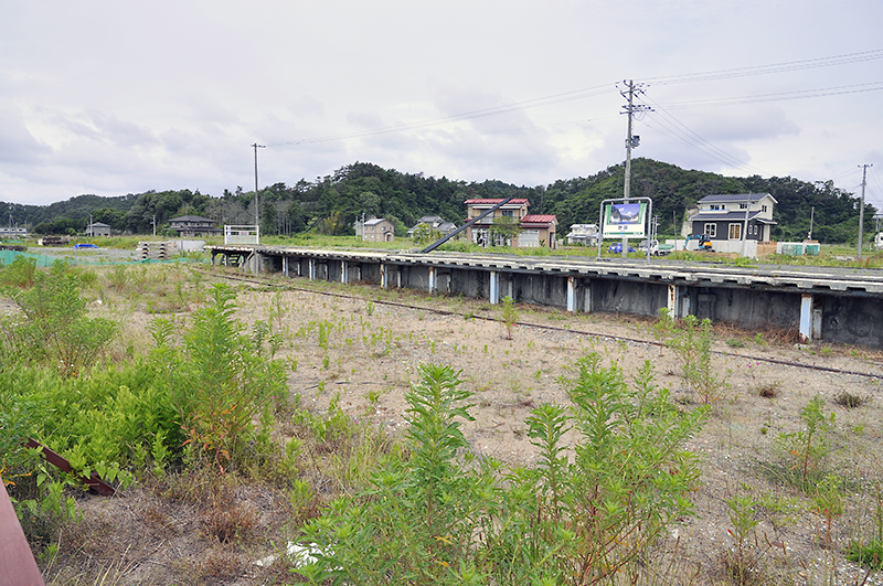 その旧・野蒜駅跡は、ホーム部分のみレールが外されずに残っていた。