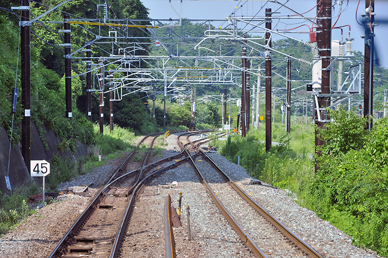 まずは、東北本線下り列車からの前面展望で東北本線から仙石線へ入る様子を見ていこう。松島駅の仙台寄り600mくらいの地点から片渡り線、続いて右分岐で接続線へ入っていく。