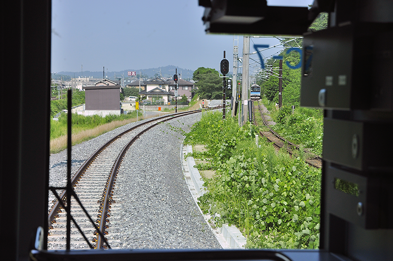 接続線に入ると、そこには架線がない。左に分かれてゆくのが東北本線。右が仙石線。