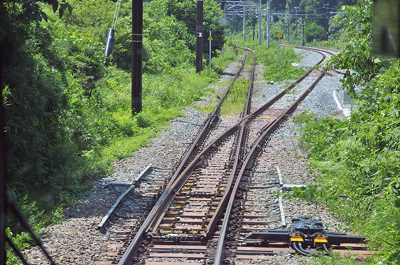 次は、上り列車で仙石線から東北本線へ入る様子。高城町駅仙台寄り約1kmの地点から右分岐で接続線へ入っていく。