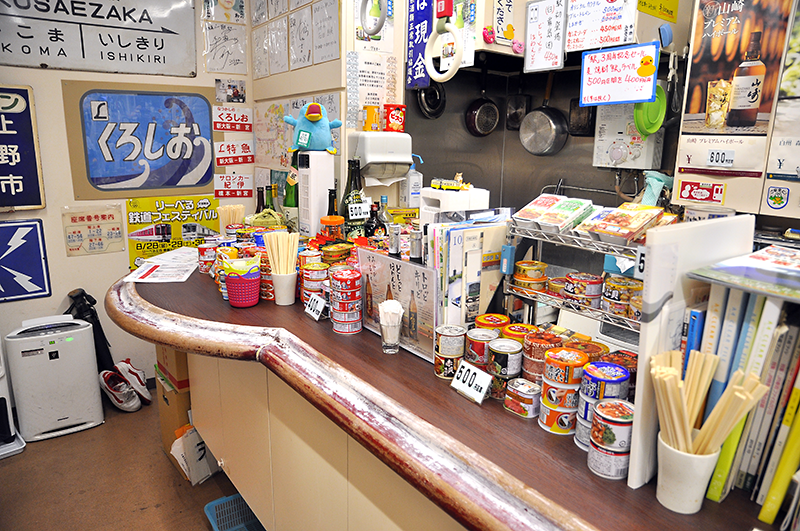 カウンターに並んだ缶詰各種。お客自らが選んで手に取り、お店の人に渡して温めてもらうシステム。もちろん温めないオーダーもOK。写っている価格は以下の写真の酒類も含めて2015年9月時点のもの。