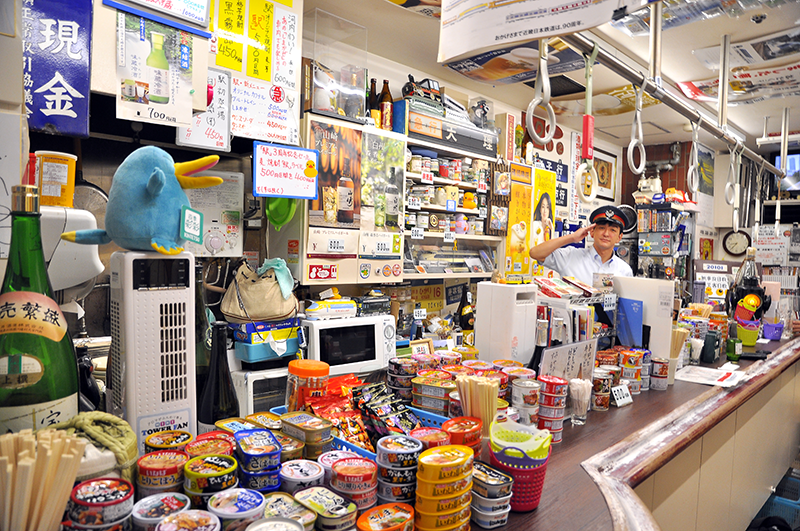 店を仕切る大西さん。ここではマスターを「駅長」と呼び、従業員の方々を「車掌」と呼ぶ。