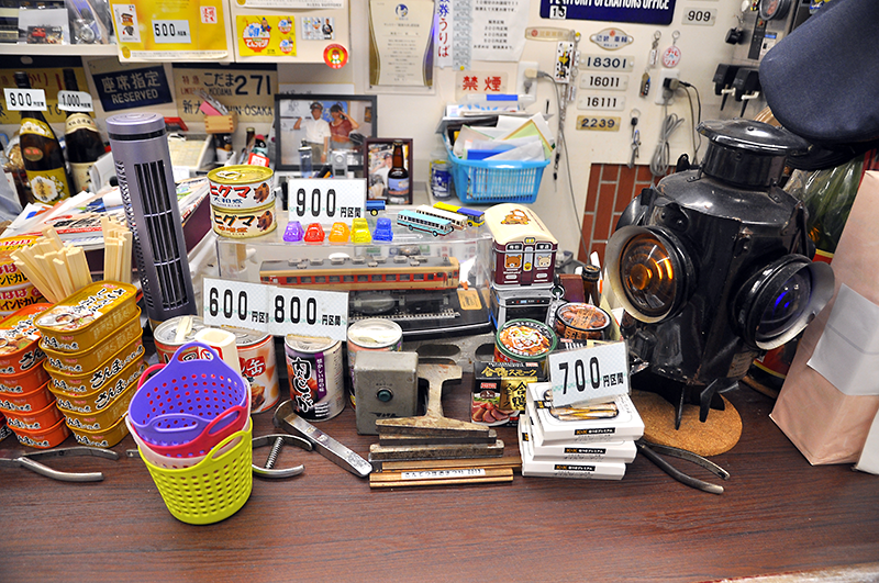 缶詰の種類にもコダワリがあり、この辺では手に入りづらい「ヒグマの缶詰」なども並んでいる。