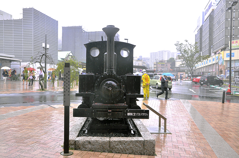 せっかくなので、立面図的アングルで4面も載せておこう。ちなみにこの写真の左に立っている棒の立て札には「東日本旅客鉄道(株)横浜支社指定準鉄道記念物第一号」と記載されている。