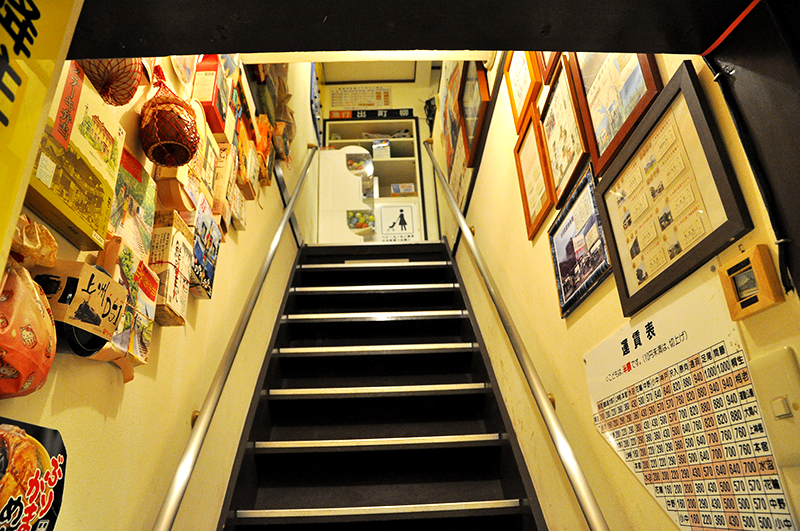 2階へと上がる階段の左右には駅弁の箱や乗車券類が飾られている。