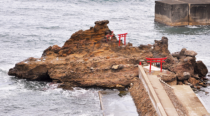 JR信越本線 笠島駅から見える神秘な岩