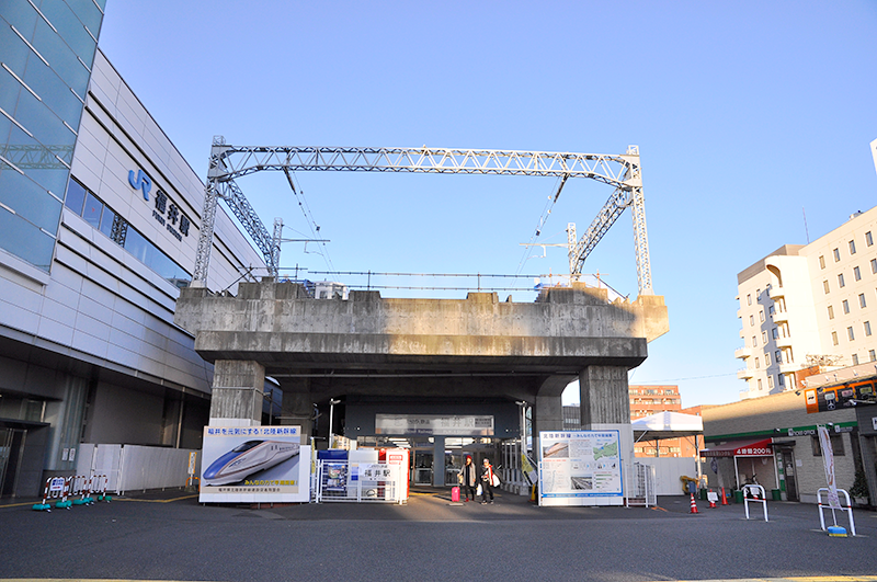 2016年1月時点での新幹線福井駅の高架は北側半分しかできていないため、えちぜん鉄道の仮福井駅へはその端部から入る構造になっている。