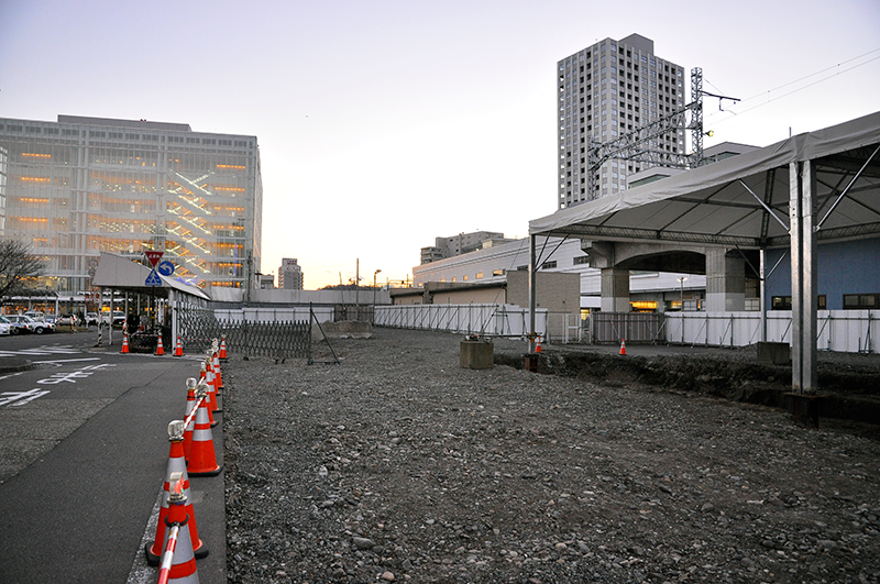 仮福井駅の東側にある更地が旧福井駅のあった場所。2016年1月時点では、埋蔵文化財の発掘調査中とのことで、高架化工事は行なわれていない。