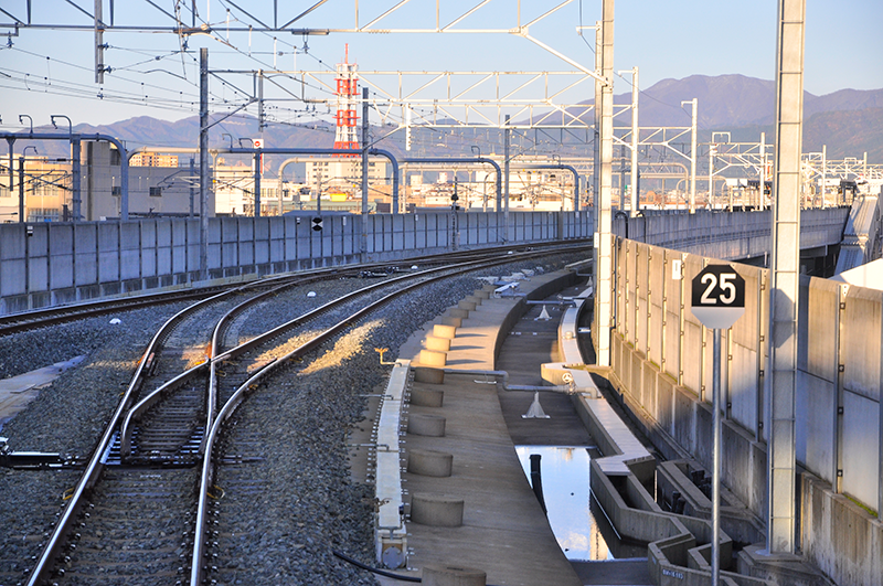仮福井駅を発車すると複線になっており、片渡り線2本で折返しをする配線になっている。また、えちぜん鉄道のレールが新幹線の線路になる位置と違う所に敷かれているのも解るだろう。