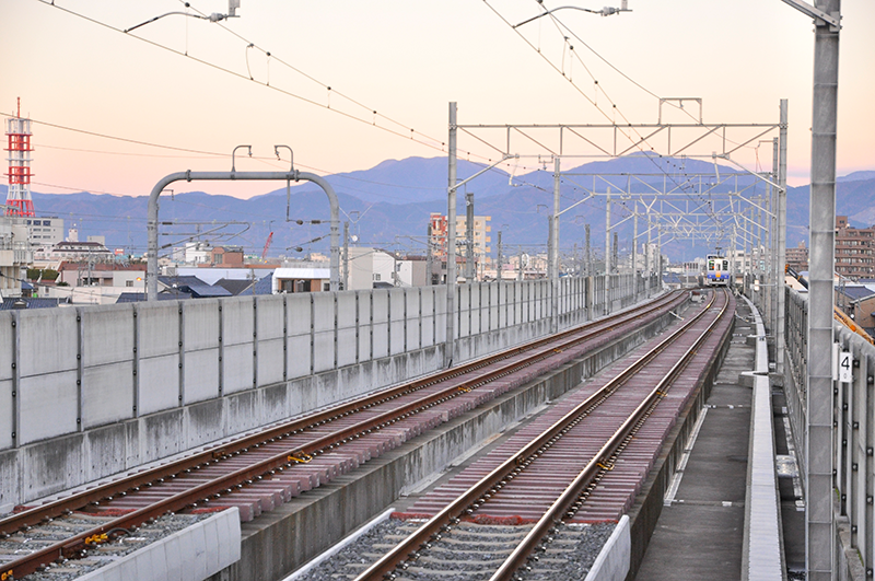 新福井駅から北側福井口方向の眺め。約300m先で単線になり、仮高架で地平へと降りてゆく。