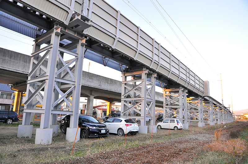 上の写真と同じ地点からの反対向き北側の眺め。手前のバラスト跡部分に えちぜん鉄道の高架が造られ、その後にこの仮線は取り外されて、新幹線の高架が造られる。