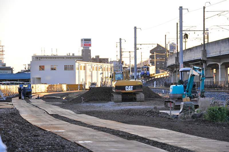 福井口駅前の踏切跡からの南側新福井駅方向にある仮線高架が地平へ降りる地点の眺め。この辺りではすでに工事が始まっているようだ。