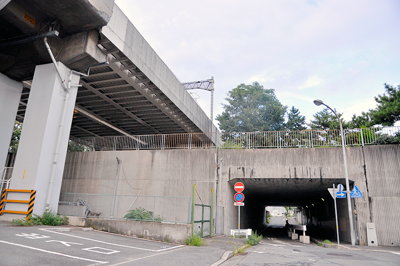 こちらは石屋川西岸土手の六甲道駅側からの眺め。石屋川隧道があった痕跡は何も残っていない。