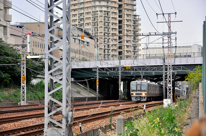 住吉川水底トンネルの摂津本山駅寄りの眺め。手前に跨線道路橋が架かっているため、コンクリート構造物はよく見えない。