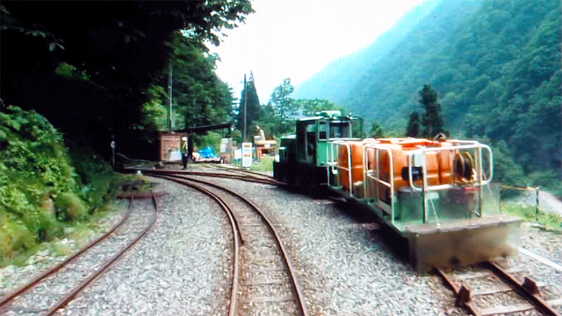 途中では作業中の列車を追い抜いたりと、前面展望ならではの光景が楽しめる。