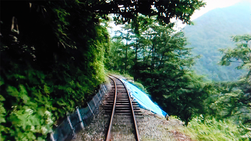 こんな風に路盤が崩れた場所も通過する。果たして列車は終点の水谷連絡所に無事に着けるのか。そして着けたとしたら、それはどんな所なのか。あとは買って視てのお楽しみということで。