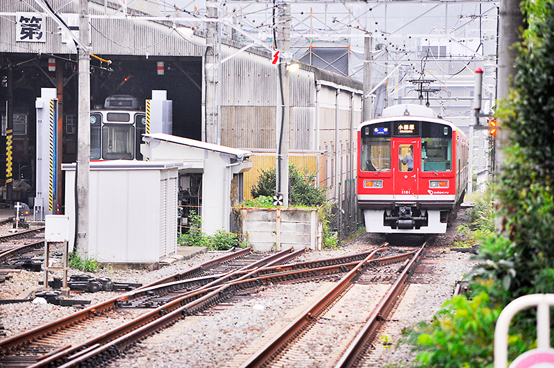 上写真と同じ分岐器の曲線側が開通している時の状態。