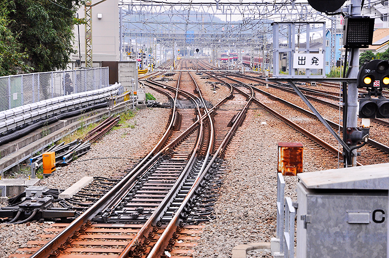 京急線 金沢八景駅の金沢文庫駅方にある3線軌条から1,435mmゲージのみの本線と3線軌条の側線が分岐する分岐器。実質的には上写真の3線軌条の分岐器と同様の構造の分岐器を反対側から眺めたのと同じことになる。ここからなら1,067mmゲージのみレールにはトングがないのが解るだろう。ちなみに、曲線側のガードレールが直線側のよりも長いのが設置されているのも注目点だ。