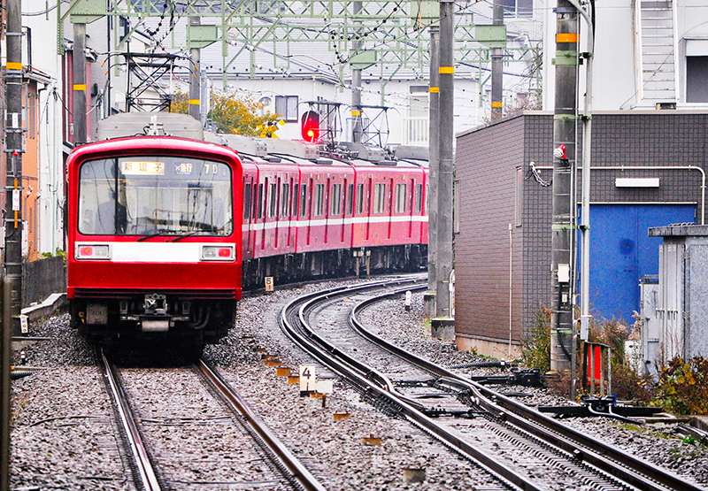 六浦駅 神武寺駅方にある特殊分岐器。1,067mmゲージ側には乗客を乗せた営業列車が走らないからこそできた裏技であるといえそうだ。