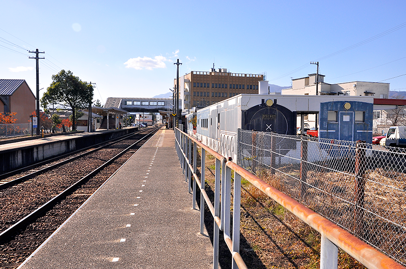 福光駅の1番線プラットホーム高岡寄りから城端方へ南を向いて眺めた車輛イラストの姿。線路側に描かれたD51の右隣道路側にさらに別の編成が描かれているのが判る。