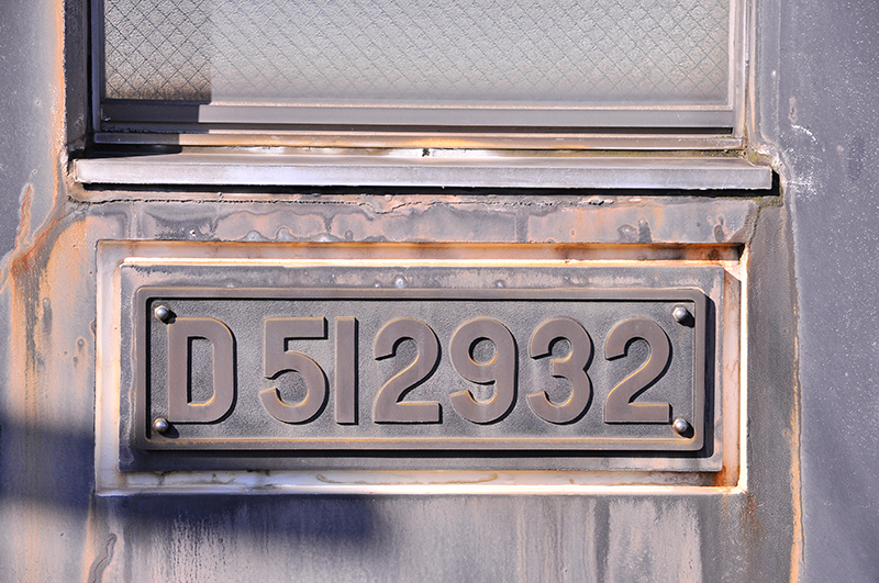 まずは線路側の編成から見ていこう。これはイラストのD51のキャブに取り付けられたナンバープレートで、ナンバーは『D51 2932』。“2932”は「ふくみつ」を捩った数字らしい。