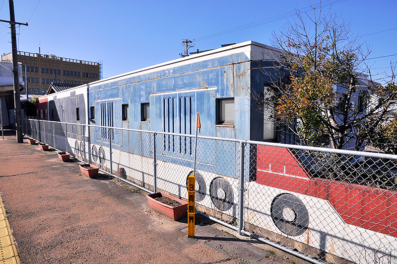 無蓋貨車に続くのは有蓋貨車(orマニ44?)。