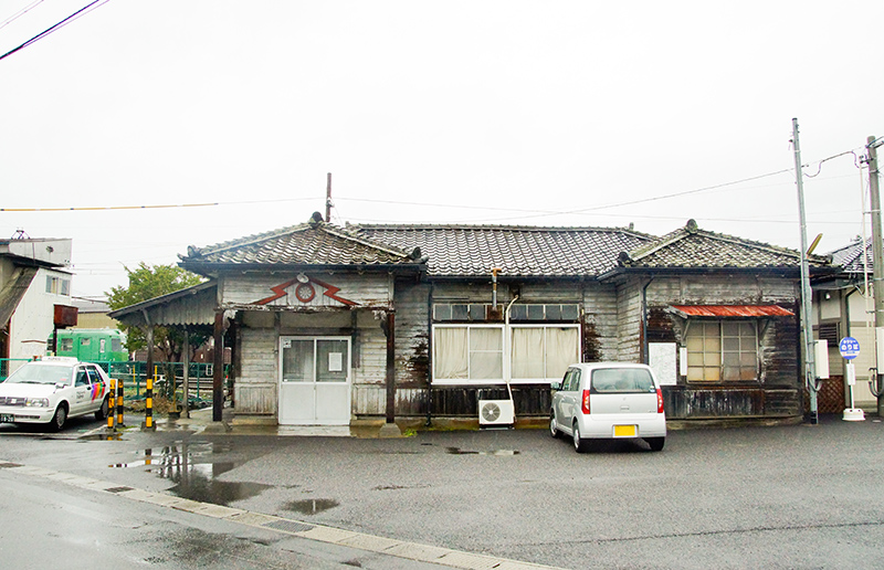 そして新村駅の旧駅舎は、上高地線(当初は島々線)が1921年(大正10年)10月2日に筑摩鉄道により開業した時に建てられた由緒ある建物。2012年3月24日に新駅舎が使用を開始した以後はご覧の写真の姿になり、処遇が決まるまでは存置されるとのことだ。