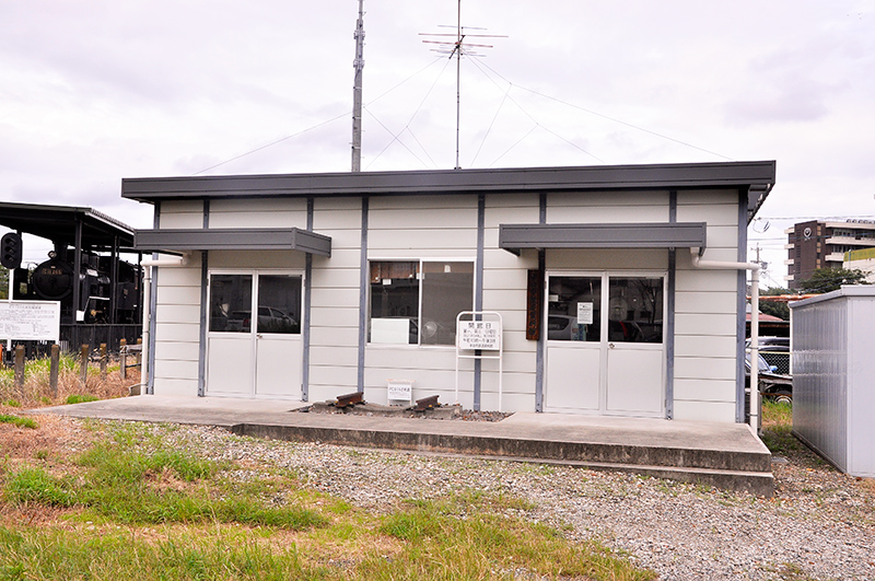 駅左手には『半田市鉄道資料館』が建っている。開館日は「第一、第三 日曜日(但し1月のみ第二、第三日曜日)午前10時～午後3時」とのこと。