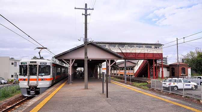 完成当時から同じ場所にある現役日本最古の駅跨線橋