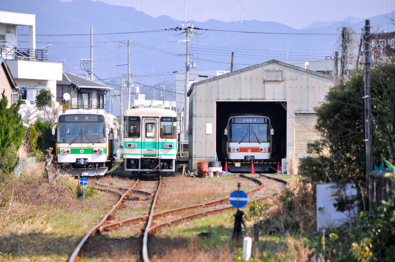 紀州鉄道線は、JR紀勢本線 御坊駅に接続する御坊駅から西御坊駅を結ぶ2.7kmの路線。まるで1/1模型のような線路配線も魅力のひとつ。