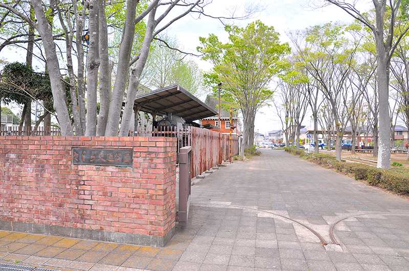 「さくら交通公園」の入口にはD51 70蒸気機関車が保存展示されている。