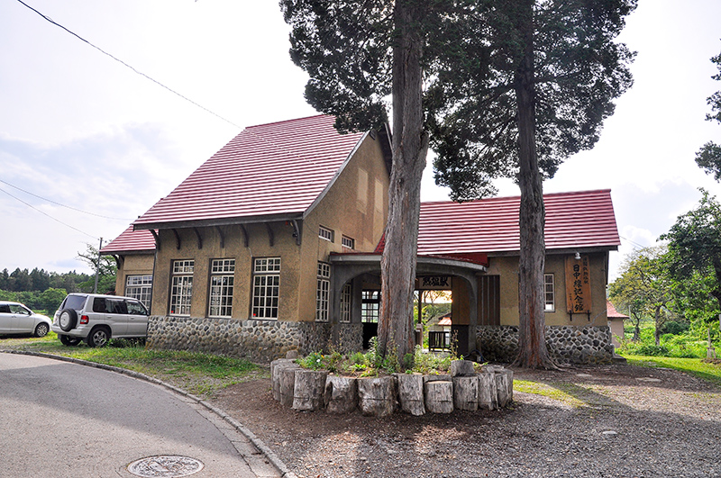 日中線記念館(元・熱塩駅)の東面を駅前広場側から西向きに眺めたところ。県道333号線の日中温泉郵便局前のT字路を西方向に曲がると50m程でこの建物が現れる。