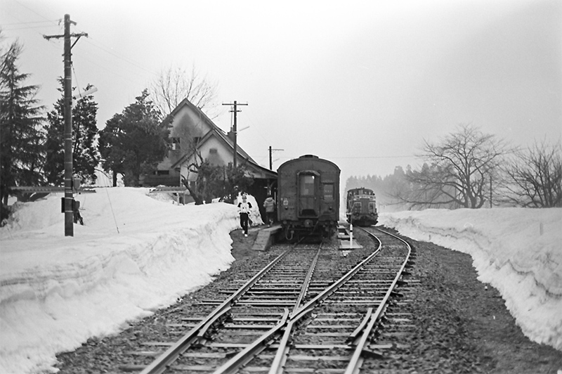 日中線が健在だった1981年3月の熱塩駅のワンシーン。運行はDE10牽引の客車列車で、この熱塩駅にて機回しが行なわれていた。