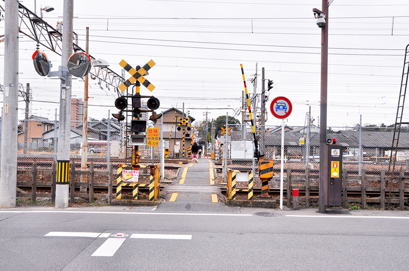 踏切東寄りの762mmゲージ側からの西方向の眺め。余談だが、三岐鉄道北勢線 西桑名駅 は桑名駅駅前広場の南側に面しているが「西」を冠している。