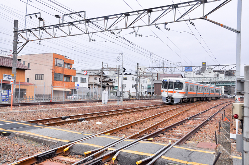 上の中洲から逆の南向き四日市方の1,067mmゲージのJR関西本線側の眺め。車輛はJR313系クハ313-1330などの2連。