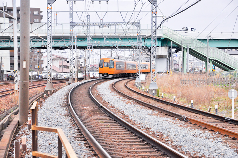 上の同地点中洲からの南向き1,435mmゲージの近鉄名古屋線側の眺め。車輛は近鉄22000系ACE。 なお、背後に写っている跨線橋は「ゲージ3種類の線路を一気に渡る跨線橋」で、こちらも日本唯一。タイトルと次の写真はこの跨線橋上から撮影している。