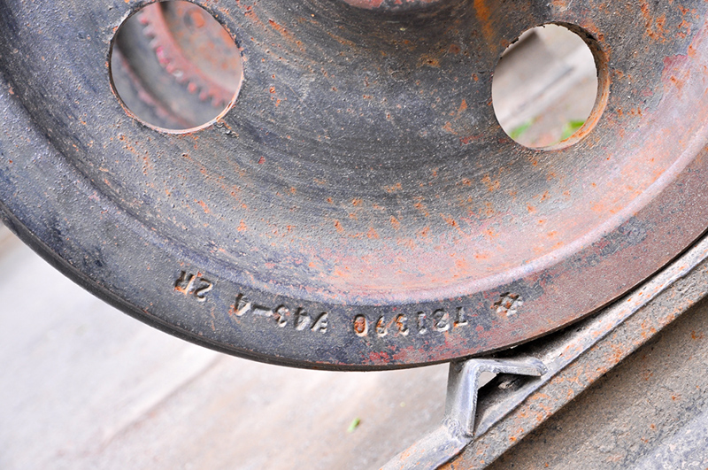 上写真でいうところの、右の車輪の刻印。住友金属工業製なのが解る。