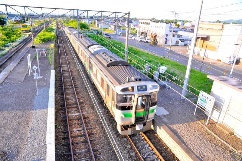 江部乙駅には721系使用の2333M下り普通にて17時49分に到着。そしてまずはタイトルになっているキハ183系使用の62D上り特急サロベツを撮り、続けてくるこの写真の721系使用の2338M上り普通を18時16分に撮ってから『えべおつ温泉ホテル』にチェックインした。