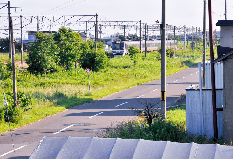 朝の一番列車はは5時44分頃に通過する785系使用の2002M上りスーパーカムイ2号。なのでその前に朝風呂を浴びにいっており、実は浴衣姿でカメラを構えている。