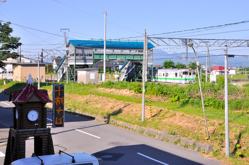 下りの一番列車は6時43分発のキハ40使用の921D普通で、3番線に到着する。