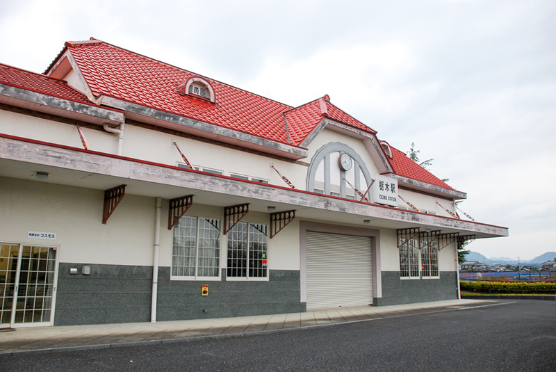 鉄道線とはまったく縁がない場所に、忽然と駅舎が現われるのは想定外で面白い光景だ。訪ねたのが開館前だったため、入口のシャッターが閉まっていて、奥が窺えず残念。なお、待合室部分くらいまでなら窓越しに覗ける。