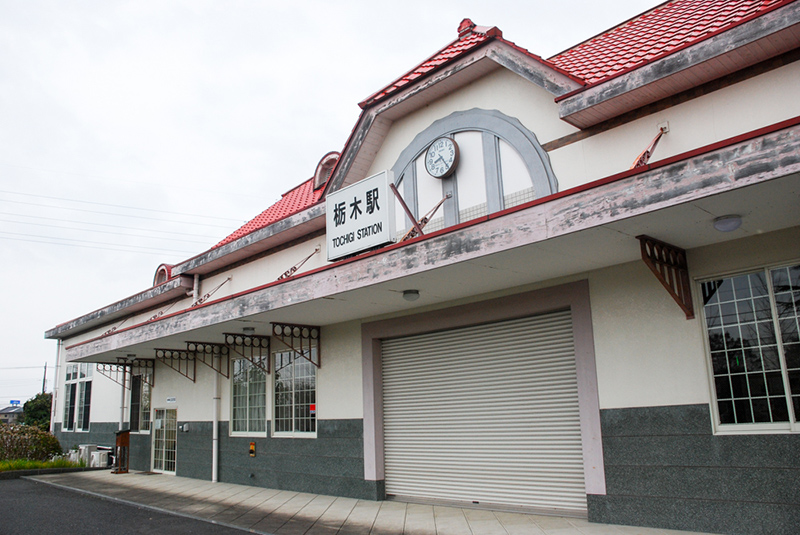 この木造駅舎の裏にドーム型の建物があり、その中にお座敷列車“やすらぎ”編成の1両であるオロ12855『吾妻』のカットボディと、スーパーカー32台(2016年7月現在)が保存されている。