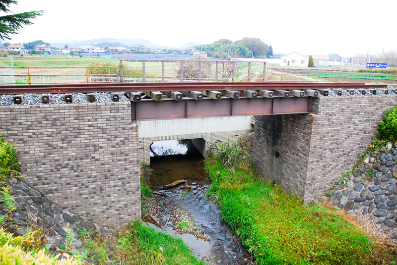 『吾一の鉄橋』のモニュメント。小説の中に出てくる虚構なので、リアルさはあまり追求しなくとも良いのだと思う。ちなみに、“路傍の石”の石碑は画面枠右の外側にある。