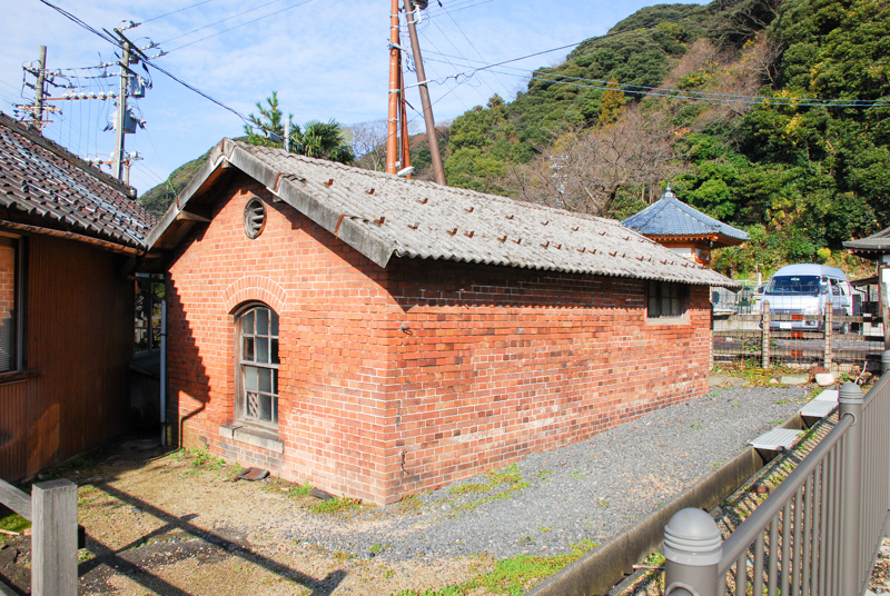 『敦賀港駅のランプ小屋』が改修工事を受ける前の姿。タイトル写真の完了後の姿とくらべると、屋根がスレート葺きだったり、地面が砂利だったりの違いが判る。