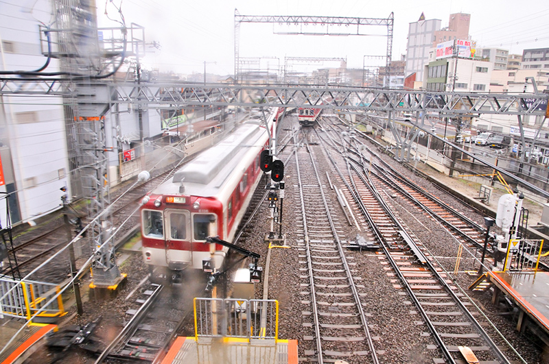 左は5番線から奈良線上り方向へ発車する8600系8106など6連＋9020系2連の連による急行 大阪難波行。右は京都線上り方向へ発車する8600系8122など6連の急行 京都行。なお、上のタイトルはこの写真との連続撮影になる。