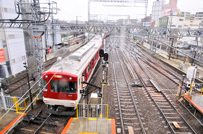 4・5番線から奈良線上り方向へ発車する3200系3105など6連の急行 大阪難波行。