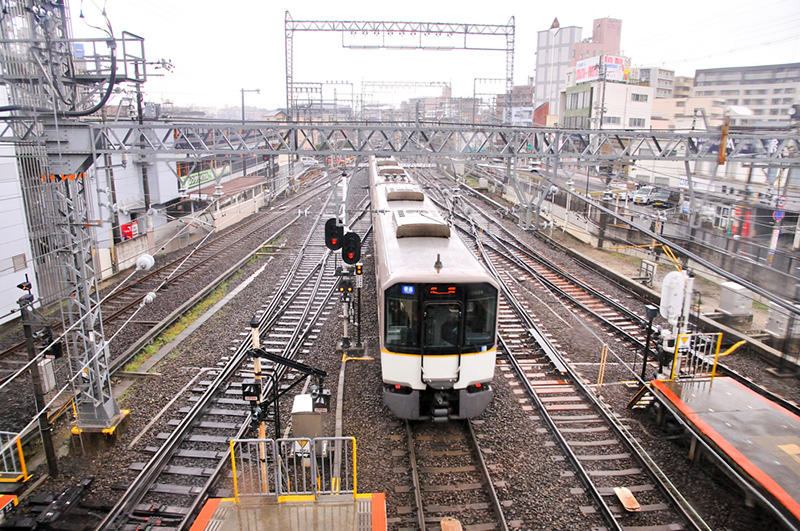 3番線から奈良線上り方向へ発車する9820系6連の普通 尼崎行。