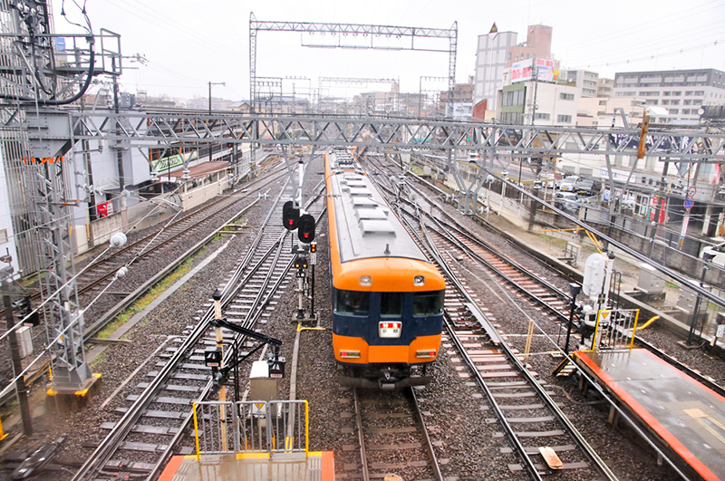 3番線から京都線上り方向へ発車する12200系新スナックカー4連＋22000系ACE2連の6連による特急 京都行。