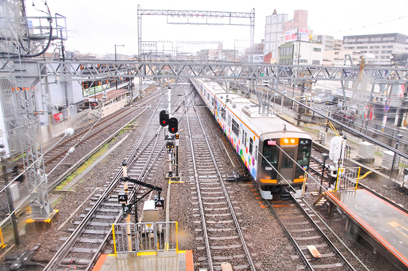 奈良線下りから2番線に進入する阪神9000系9201など6連の快速急行 奈良行。